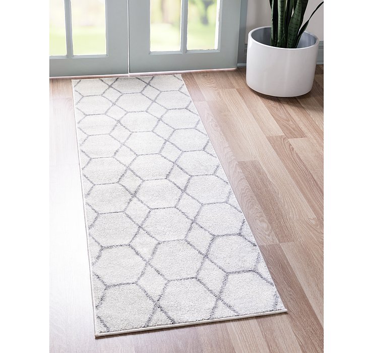 2' x 6' Trellis Frieze Runner Rug